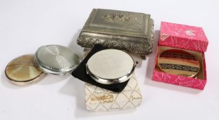Four powder compacts to include Stratton and Kigu, small metal jewellery casket (5)