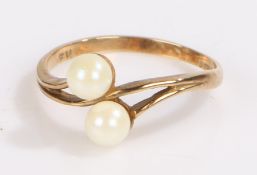 9 carat gold ring set with two pearls, ring size M, 1.5g