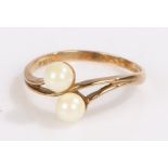 9 carat gold ring set with two pearls, ring size M, 1.5g