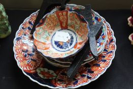 Imari Pattern charger, two plates and a bowl (4)