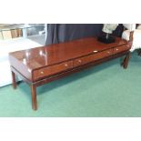 Mahogany veneered coffee table with three frieze drawers accessible from both sides, 150cm wide