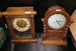 Oak dome top mantel clock, the silvered dial with Arabic numerals, american style oak and pine