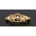 Gold and pearl set brooch, with three pearls and leaf design to the front, 1.9 grams, 26mm diameter