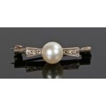 Pearl and diamond set brooch, with a central pearl flanked by three diamonds to either side, 28mm