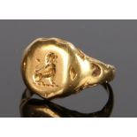 18 carat gold signet ring, with a seal head of a standing hound, 5.9 grams, ring size P