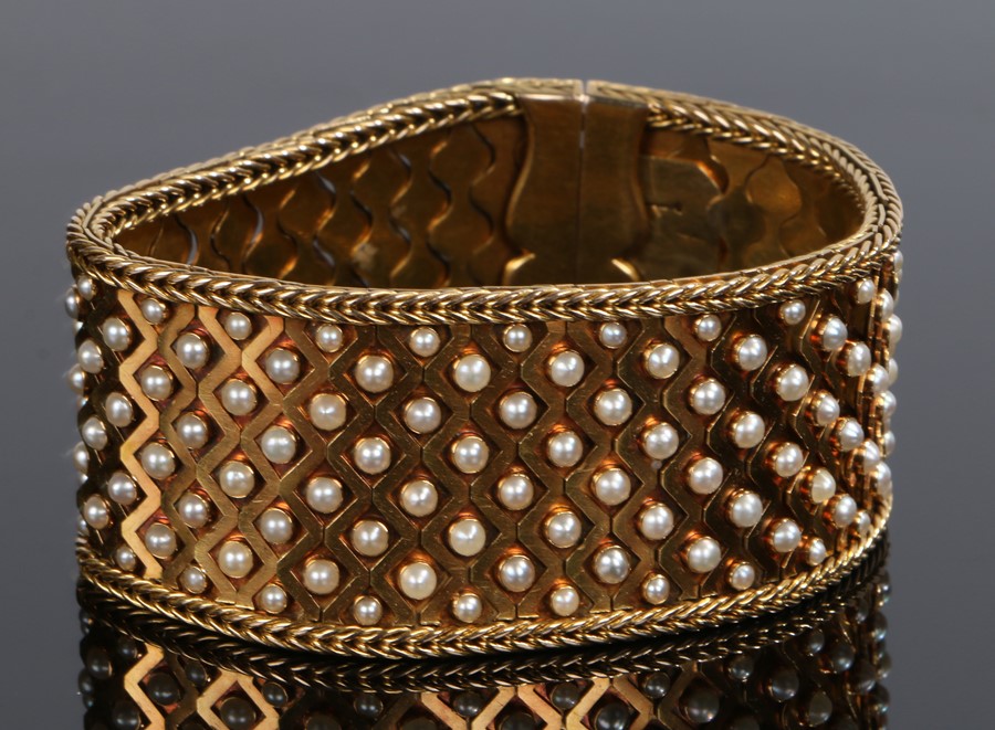 Impressive Edwardian gold and pearl bracelet, of large proportions a waved link effect set with