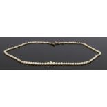 Pearl and gold necklace, with a row of graduated pearls and a gold clasp, 46cm long
