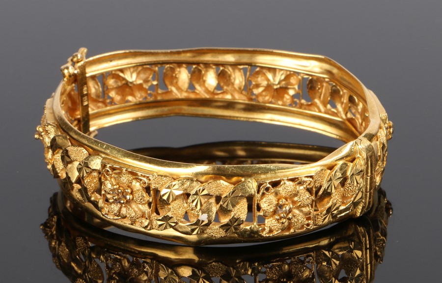 22 carat gold bracelet, with a flower and arch design to the bracelet, 66mm diameter, 28.6 grams