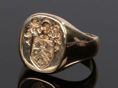 Substantial gentleman's gold signet ring, with a heraldic crest to the head, ring size Y, 22.1