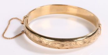 9 carat gold bracelet, with scroll decoration and security chain, 13g