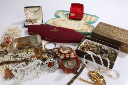 Collection of costume jewellery, to include brooches, necklaces, watch straps etc. (qty)