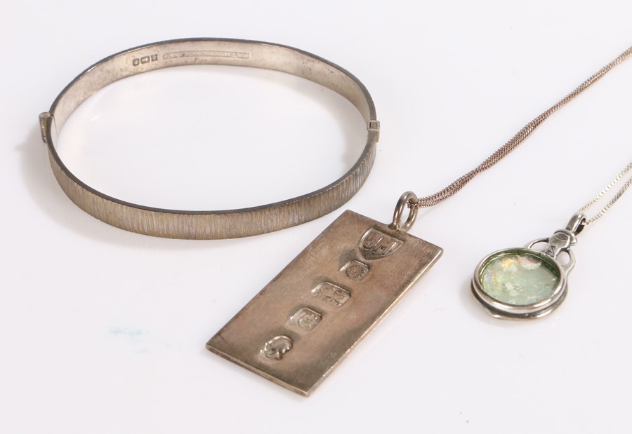 Silver jewellery, to include a ingot necklace, a bangle and a pendant on chain, 33g