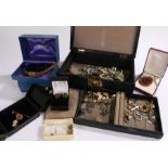Jewellery and watches, to include a ladies Tissot, a jewellery box with various jewellery and