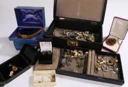 Jewellery and watches, to include a ladies Tissot, a jewellery box with various jewellery and