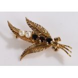 9 carat gold brooch, of leaf form set with three garnets and two pearls, 4.6g