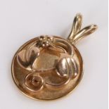 9 carat gold pendant, of circular form with raised Art Nouveau style foliate decoration, 2.6g