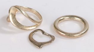 Two silver rings, silver heart pendant, 10.7g (3)