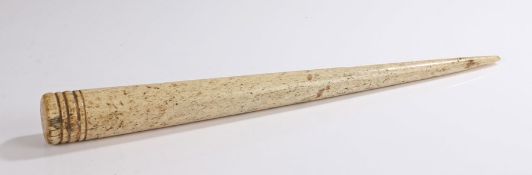 George III whalebone fid, with a ring turned top and tapering body finished with a point, 39cm long