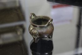 Small Chinese bronze ting, 5.5cm high