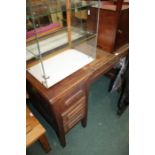 Early 20th Century oak desk, with a rectangular top and central lifting section above six drawers to