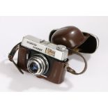 Voigtlander Vitoret camera, with brown case