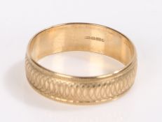 9 carat gold ring, with engraved repeating loop decoration, ring size R1/2, 2.8g