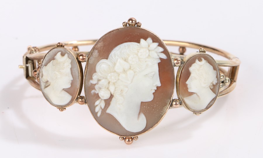 Cameo bracelet, the central oval cameo flanked by two smaller cameos decorated with profile busts,