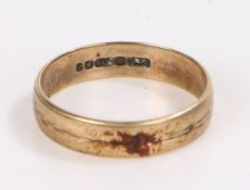 9 carat gold ring with etched line decoration, ring size S, 2.7g