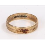 9 carat gold ring with etched line decoration, ring size S, 2.7g