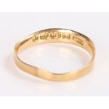 18 carat gold wedding band, 1.5g