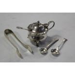 George V silver mustard pot with blue glass liner, pair of silver sugar tongs, three silver