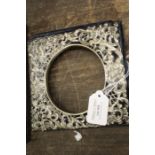 Edward VII silver picture frame, London 1904, maker W.C, with central circular aperture and