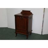 Edwardian mahogany purdonium