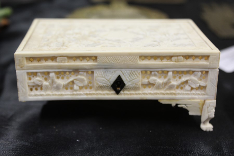 Cantonese ivory casket, with pierced foliate decoration, 11.5cm wide - Image 3 of 3