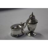 George V silver mustard pot and cover with blue glass liner, Birmingham 1919, George V silver pepper