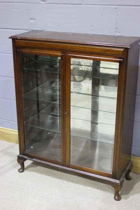 20th Century mahogany display cabinet, the glazed doors opening to reveal three glass shelves, 91.