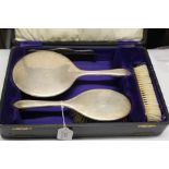 Silver dressing table set, consisting of hand mirror, clothes brush and hand mirror, housed in a