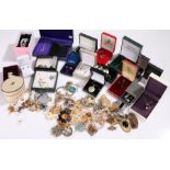 Costume jewellery to include brooches, necklaces, earrings etc. (qty)