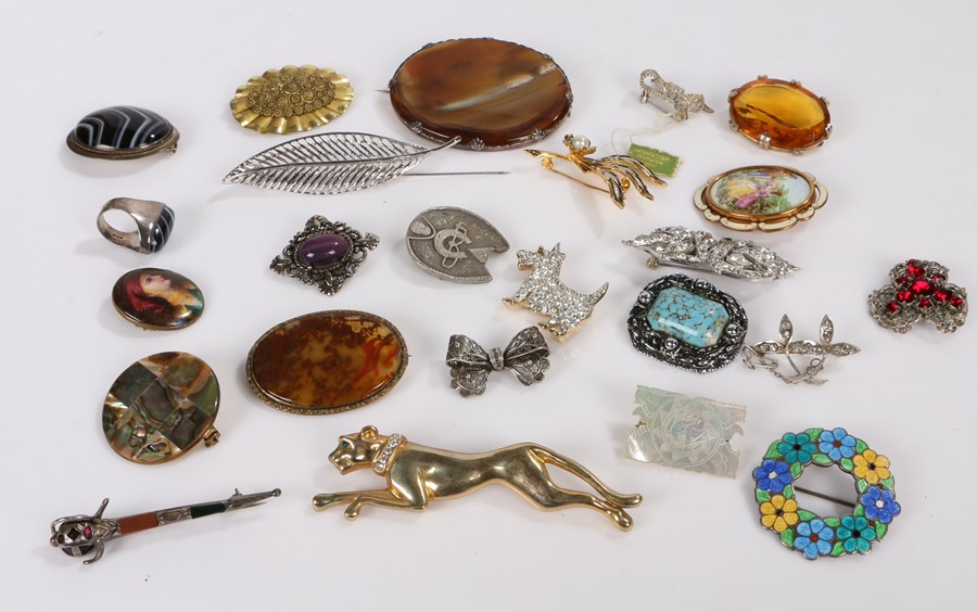 Brooches, to include silver and enamelled, banded agate, clear paste and mother of pearl examples (