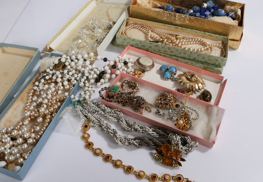 Costume jewellery, to include necklaces, brooches, pendants etc. (qty)