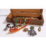 Jewellery to include bead necklaces and brooches (qty)