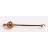 9 carat gold brooch, with stylised foliate garnet set bar, 2.4g30