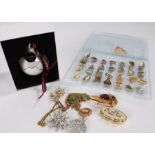 Costume jewellery to include cufflinks, brooches, Pandora Christmas bauble (qty)