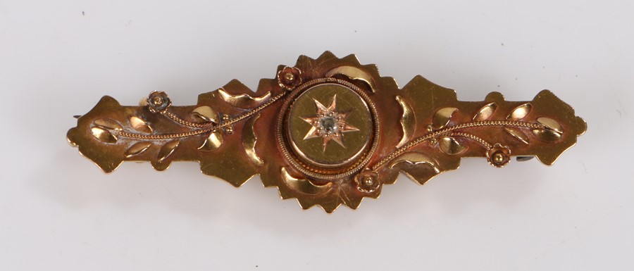 15 carat gold brooch, with central diamond chip surrounded by foliate decoration, 2.9g