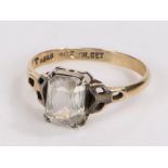 9 carat gold ring with silver set clear paste to the head, ring size O1/2, 2.1g