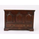 18th Century oak coffer bach, the detachable rectangular top above three fielded arched panels to