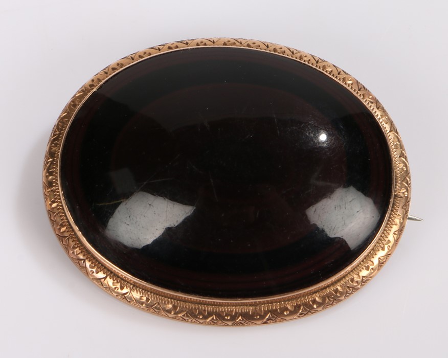 9 carat gold mounted agate brooch, the oval agate within a 9 carat gold mount, 50mm diameter