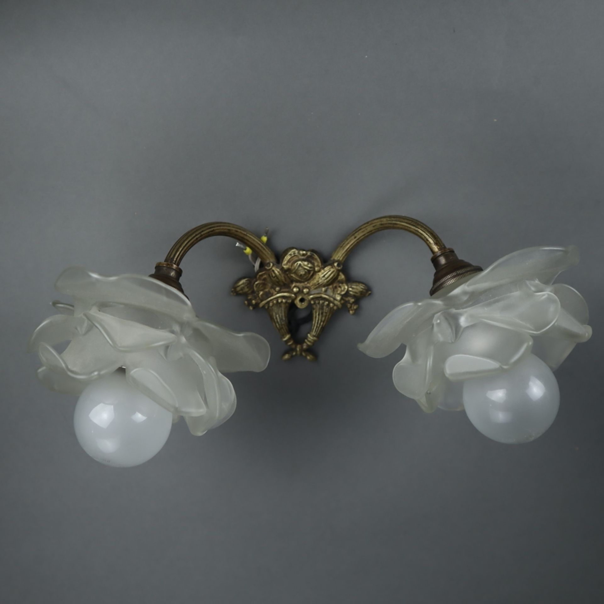 Zwei Wandlampen - Frankreich, wohl Bronzelegierung vergoldet, florale Opalglas-Schirme, 1x 1- - Bild 2 aus 7