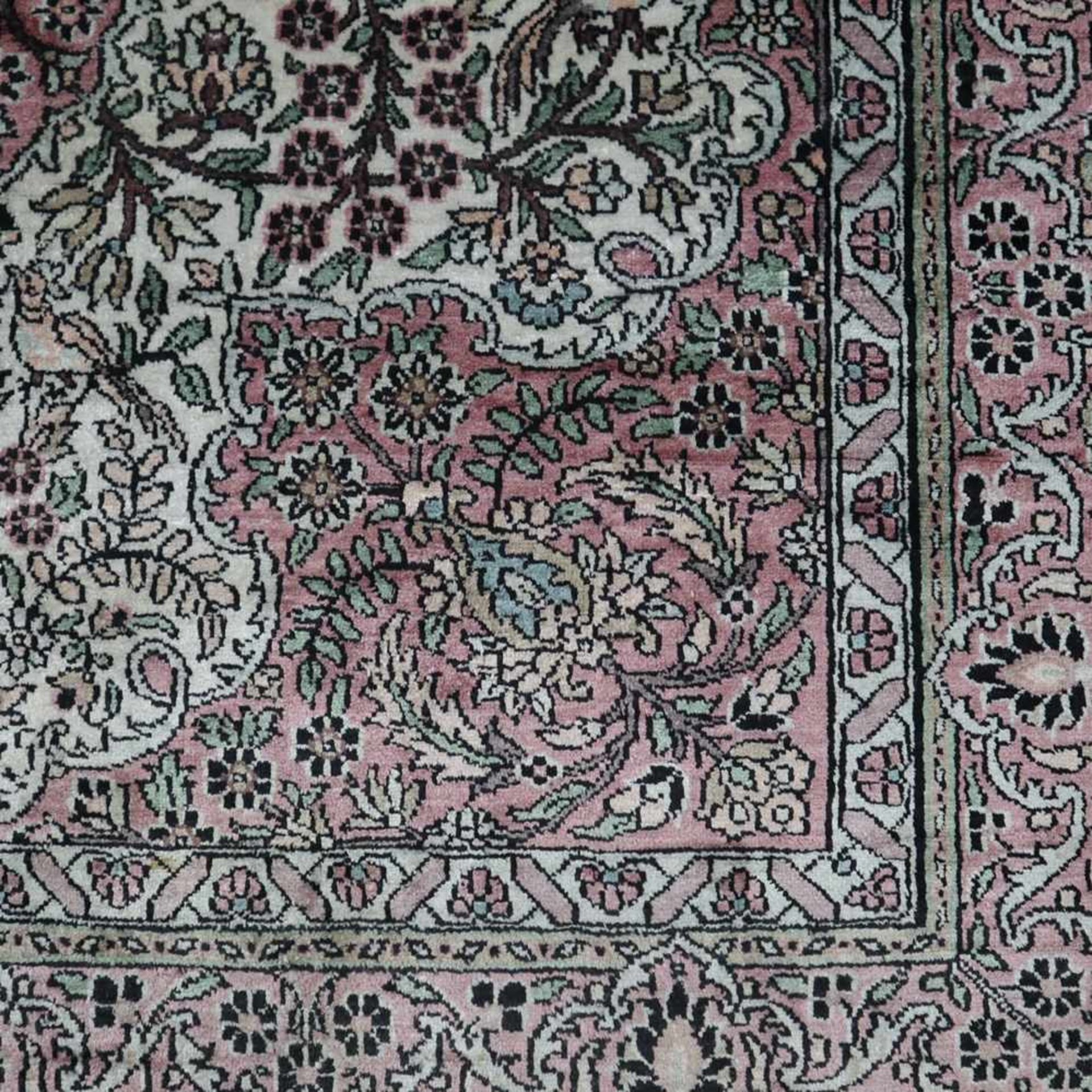 Orientteppich - Seidenteppich (wohl Kunstseide), Muster mit Pflanzen und Vögeln in zarten - Bild 9 aus 9