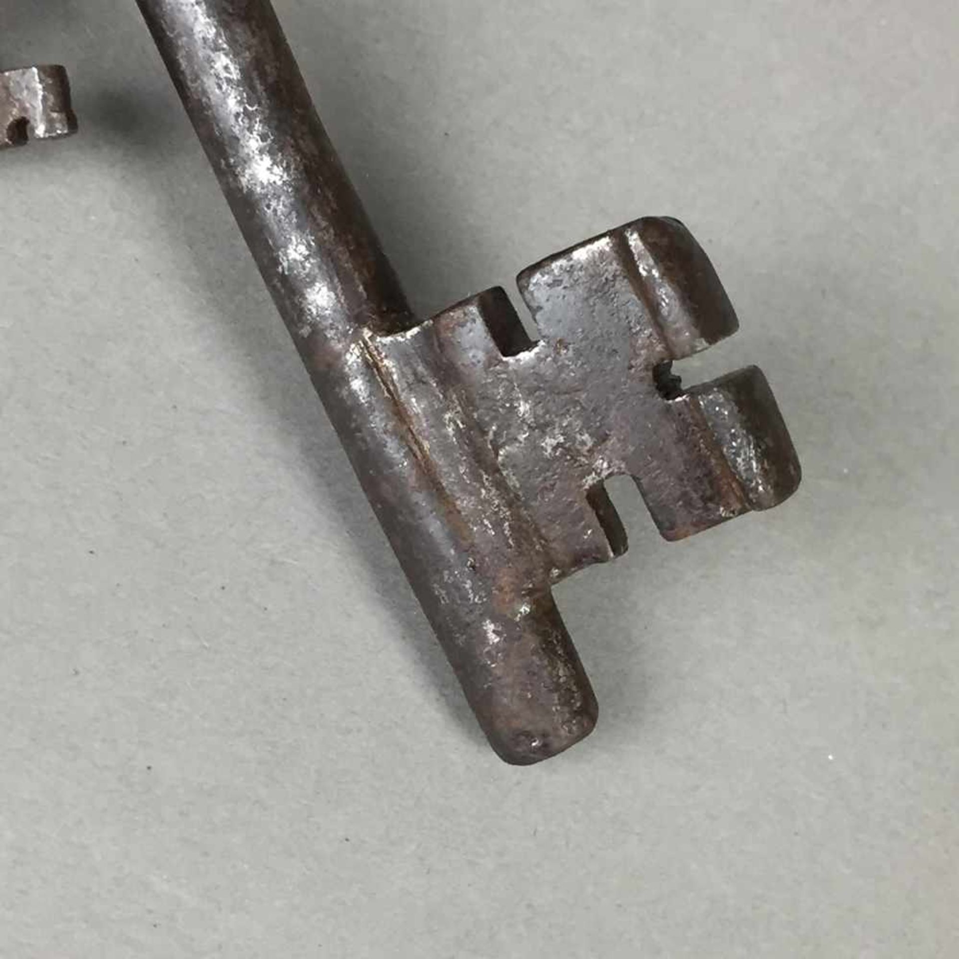 Konvolut von 22 Schlüsseln - 18./19. Jahrhundert, Eisen, unterschiedliche Ausformungen und Größen, - Bild 6 aus 7